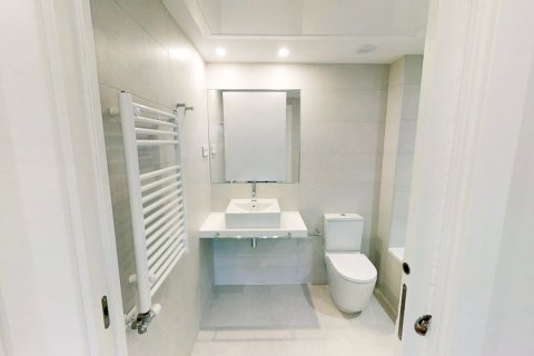 Apartment for sale in Barcelona, Spain 3 bedrooms, 74 sq.m. No. 57368 - photo 7