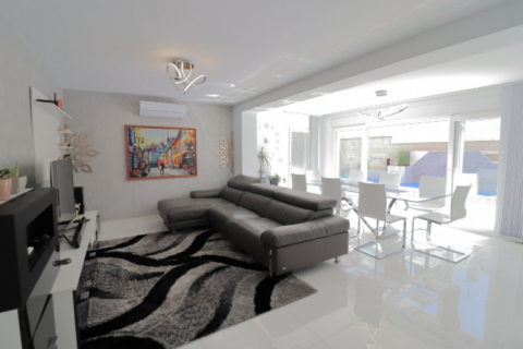 Villa for sale in Torrevieja, Alicante, Spain 4 bedrooms, 175 sq.m. No. 58680 - photo 3