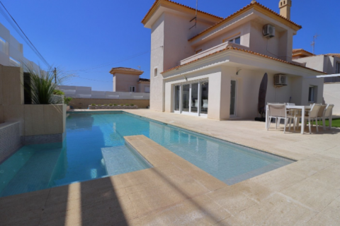 Villa for sale in Torrevieja, Alicante, Spain 4 bedrooms, 175 sq.m. No. 58680 - photo 1