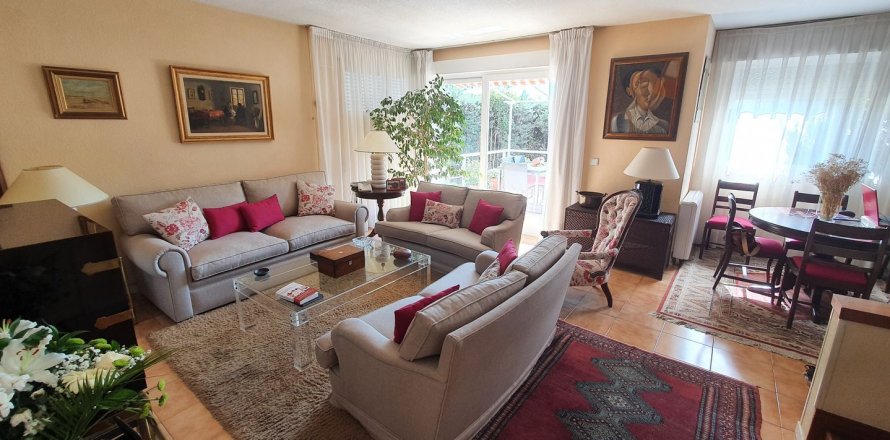 Townhouse in Madrid, Spain 4 bedrooms, 220 sq.m. No. 59149