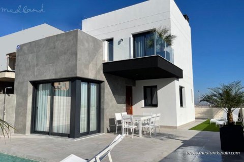 Villa for sale in Torrevieja, Alicante, Spain 3 bedrooms, 175 sq.m. No. 34562 - photo 1