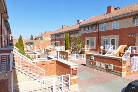 Townhouse for sale in Madrid, Spain 4 bedrooms, 216 sq.m. No. 59147 - photo 1
