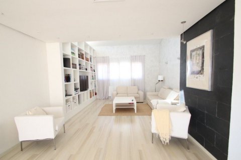 Villa for sale in Torrevieja, Alicante, Spain 5 bedrooms, 299 sq.m. No. 59399 - photo 2