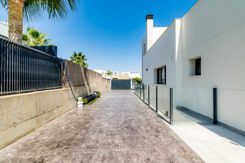 Villa for sale in Cabo Roig, Alicante, Spain 5 bedrooms, 430 sq.m. No. 58271 - photo 3