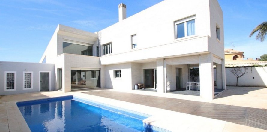 Villa in Torrevieja, Alicante, Spain 5 bedrooms, 299 sq.m. No. 59399