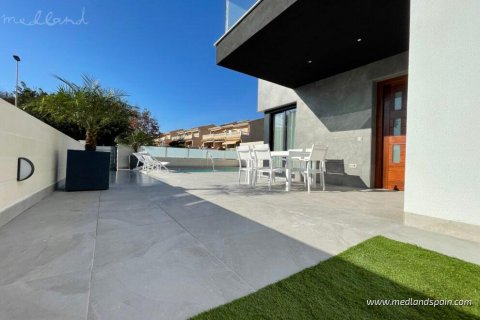 Villa for sale in Torrevieja, Alicante, Spain 3 bedrooms, 175 sq.m. No. 34562 - photo 2
