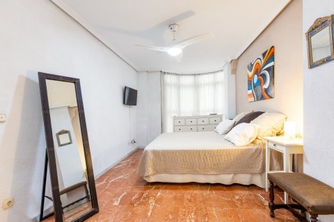 Apartment for sale in Alicante, Spain 4 bedrooms, 140 sq.m. No. 58815 - photo 8