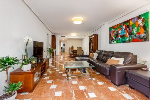 Apartment for sale in Alicante, Spain 4 bedrooms, 140 sq.m. No. 58815 - photo 5