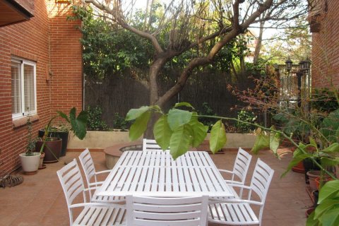 Townhouse for sale in Madrid, Spain 5 bedrooms, 333 sq.m. No. 59151 - photo 3