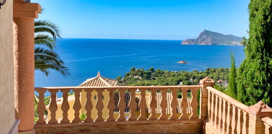 Villa in Altea, Alicante, Spain 5 bedrooms, 160 sq.m. No. 58600