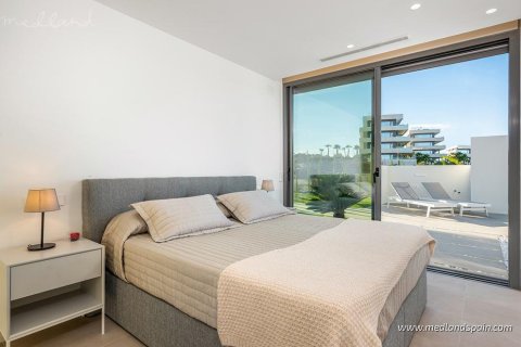 Villa for sale in Orihuela, Alicante, Spain 3 bedrooms, 240 sq.m. No. 47466 - photo 12