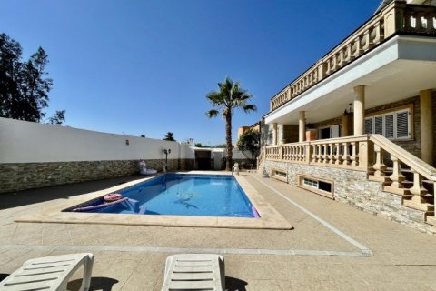 Villa for sale in L'Eliana, Valencia, Spain 6 bedrooms, 352 sq.m. No. 60330 - photo 2