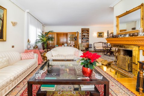Villa for sale in Alcobendas, Madrid, Spain 5 bedrooms, 643 sq.m. No. 3803 - photo 4