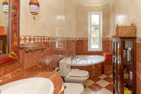 Villa for sale in Chiclana de la Frontera, Cadiz, Spain 5 bedrooms, 445 sq.m. No. 62037 - photo 14