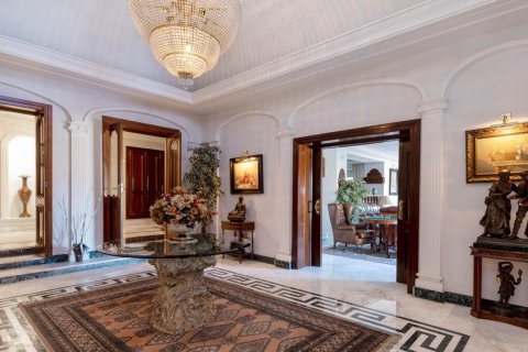 Villa for sale in Malaga, Spain 5 bedrooms, 629 sq.m. No. 3652 - photo 2