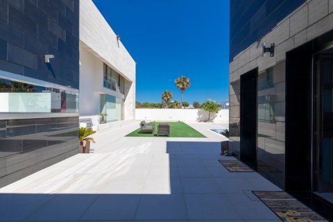 Villa for sale Conil de la Frontera, Cadiz, Spain 6 bedrooms, 671.63 sq.m. No. 62355 - photo 15