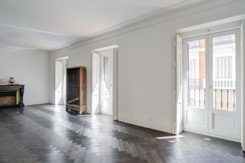 Duplex for sale in Madrid, Spain 4 bedrooms, 350 sq.m. No. 61276 - photo 2
