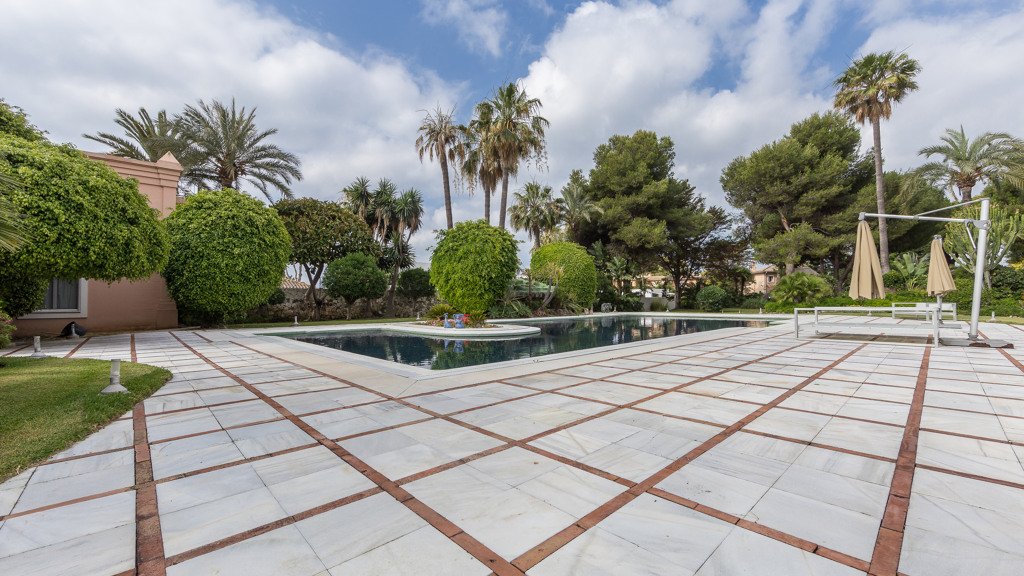 Villa i El Paraiso, Malaga, Spanien 11 sovrum, 1069.67 kvm. Nr. 3453