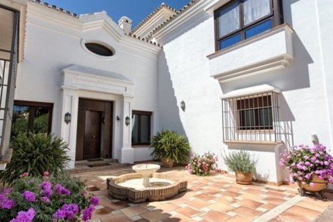 Villa for sale in Benahavis, Malaga, Spain 5 bedrooms, 700 sq.m. No. 62223 - photo 3
