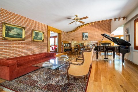 Villa for rent in Madrid, Spain 7 bedrooms, 1 sq.m. No. 61990 - photo 30
