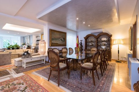 House for sale in Madrid, Spain 6 bedrooms, 575 sq.m. No. 61978 - photo 8