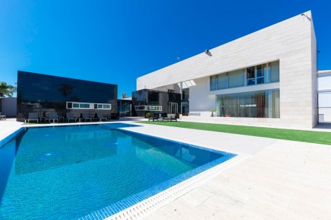 Villa for sale Conil de la Frontera, Cadiz, Spain 6 bedrooms, 671.63 sq.m. No. 62355 - photo 1