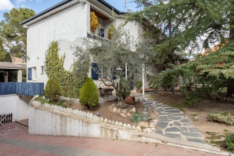 Villa for sale in Madrid, Spain 5 bedrooms, 554 sq.m. No. 3361 - photo 4