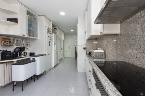 House for sale in Madrid, Spain 6 bedrooms, 575 sq.m. No. 61978 - photo 14