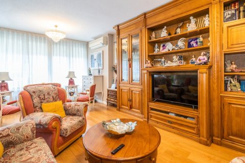 Apartment for sale in Madrid, Spain 3 bedrooms, 114 sq.m. No. 61093 - photo 3