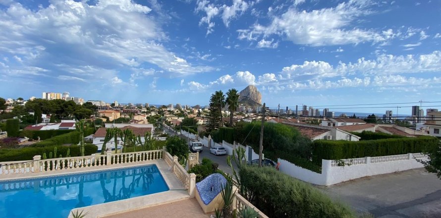 Villa in Calpe, Alicante, Spain 4 bedrooms, 220 sq.m. No. 60778