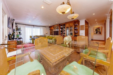 Apartment for sale in Valencia, Spain 4 bedrooms, 159 sq.m. No. 62675 - photo 3