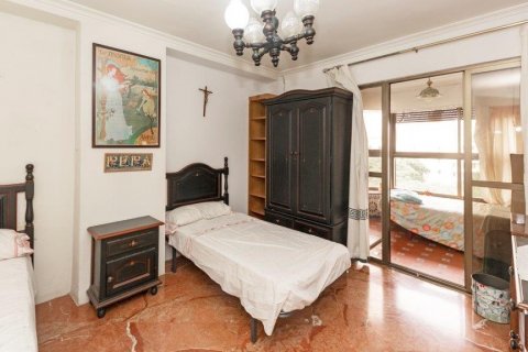 Apartment for sale in Sevilla, Seville, Spain 3 bedrooms, 198 sq.m. No. 61414 - photo 13