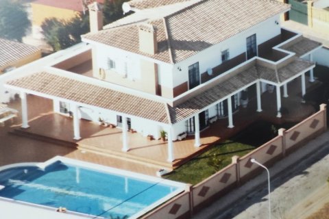Villa for sale in El Santiscal, Cadiz, Spain 5 bedrooms, 571 sq.m. No. 62047 - photo 1