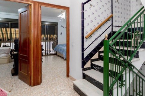 Townhouse for sale in Sevilla, Seville, Spain 6 bedrooms, 165 sq.m. No. 62998 - photo 1