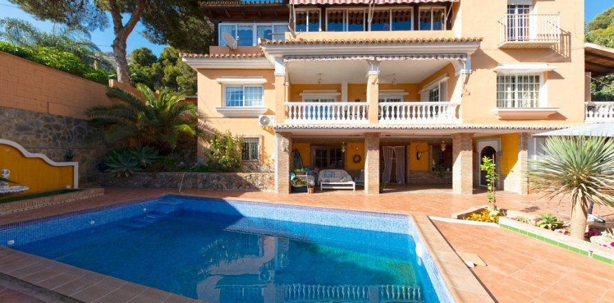 Villa in Malaga, Spain 7 bedrooms, 459 sq.m. No. 62108