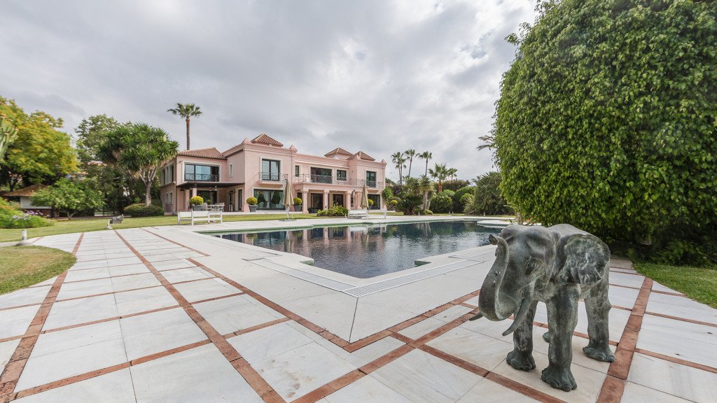 Villa i El Paraiso, Malaga, Spanien 11 sovrum, 1069.67 kvm. Nr. 3453