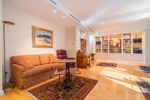 Villa for sale in Madrid, Spain 6 bedrooms, 565 sq.m. No. 62366 - photo 3