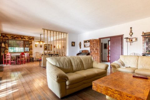 Villa for sale in El Escorial, Madrid, Spain 9 bedrooms, 422 sq.m. No. 62209 - photo 5