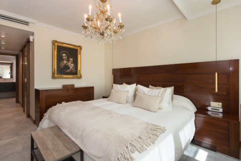 Apartment for sale in Madrid, Spain 4 bedrooms, 210 sq.m. No. 61078 - photo 24