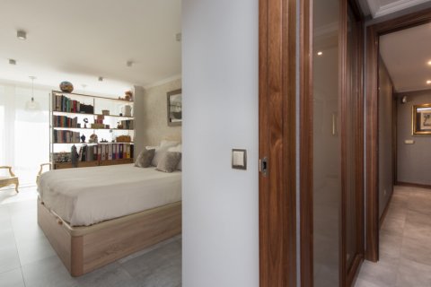 Apartment for sale in Madrid, Spain 4 bedrooms, 210 sq.m. No. 61078 - photo 16