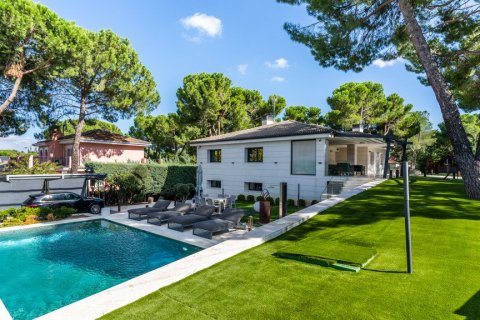 Villa for sale in Boadilla del Monte, Madrid, Spain 4 bedrooms, 397 sq.m. No. 62046 - photo 1