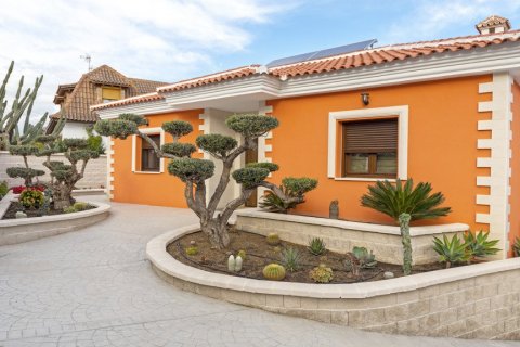 Villa for sale in Alhaurin de la Torre, Malaga, Spain 4 bedrooms, 400 sq.m. No. 3714 - photo 2