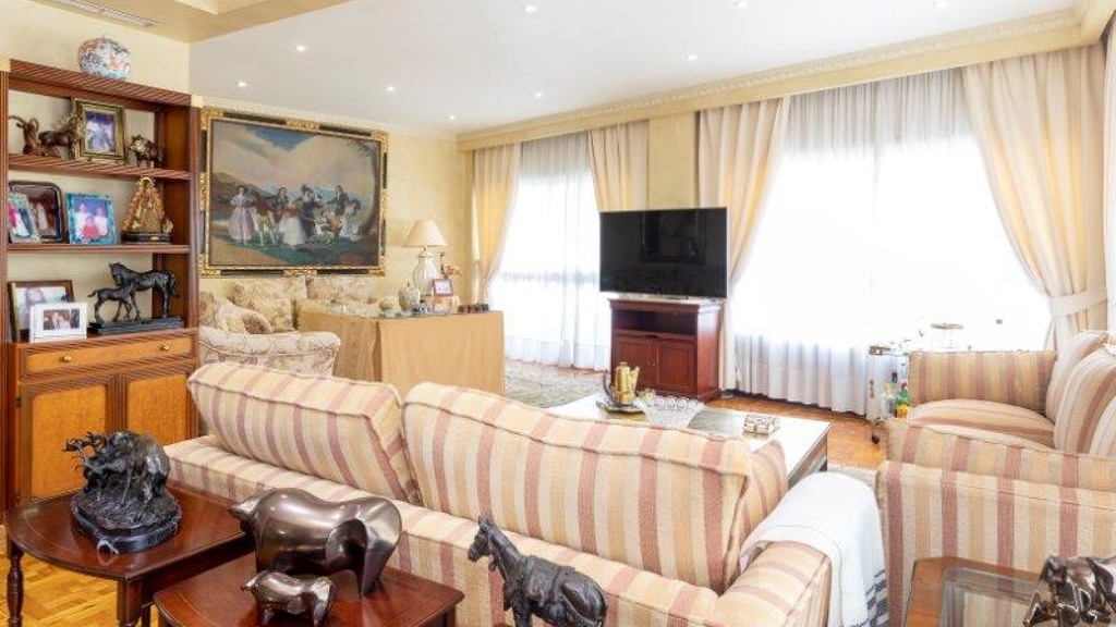 Dzīvoklis Jerez de la Frontera, Cadiz, Spānijā 4 istabas, 371.15 m2 Nr. 61015