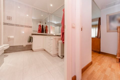 Apartment for sale in Valencia, Spain 4 bedrooms, 159 sq.m. No. 62675 - photo 24