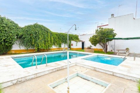 Villa for sale in Umbrete, Seville, Spain 8 bedrooms, 962 sq.m. No. 62292 - photo 9