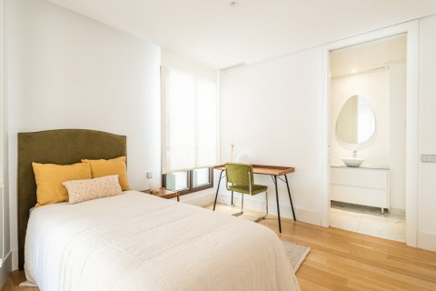 Apartment for sale in Madrid, Spain 2 bedrooms, 210 sq.m. No. 2070 - photo 18