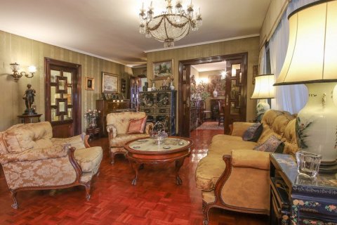 Apartment for sale in Madrid, Spain 5 bedrooms, 337 sq.m. No. 61246 - photo 3