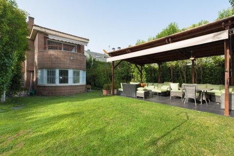 House for sale in Madrid, Spain 6 bedrooms, 575 sq.m. No. 61978 - photo 3