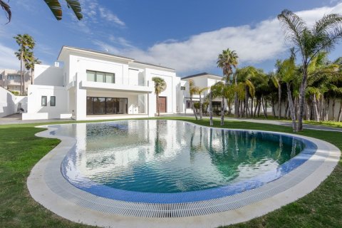 Villa for sale in Sotogrande, Cadiz, Spain 8 bedrooms, 1.6 sq.m. No. 3270 - photo 4