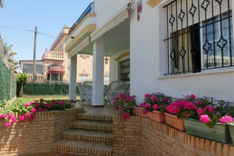 Villa for sale in Chipiona, Cadiz, Spain 5 bedrooms, 294 sq.m. No. 3312 - photo 1